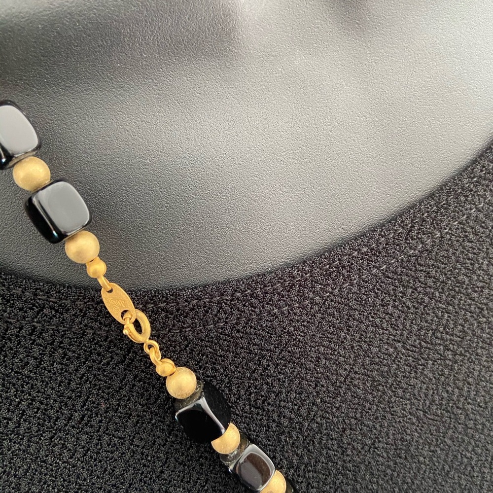 🦋 BLACK AND GOLD - Picture 3 of 3
